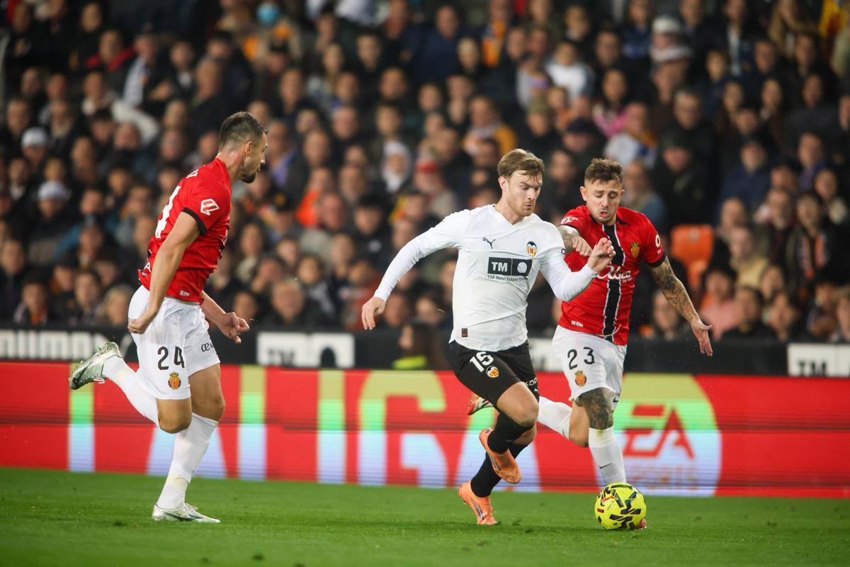Beltrán encarando a la defensa del Mallorca, en el partido en Mestalla de diciembre.