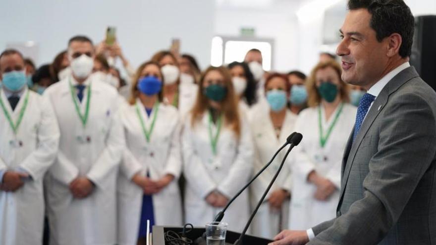 El presidente andaluz, Juanma Moreno, ayer, en la inauguración del centro de salud. |