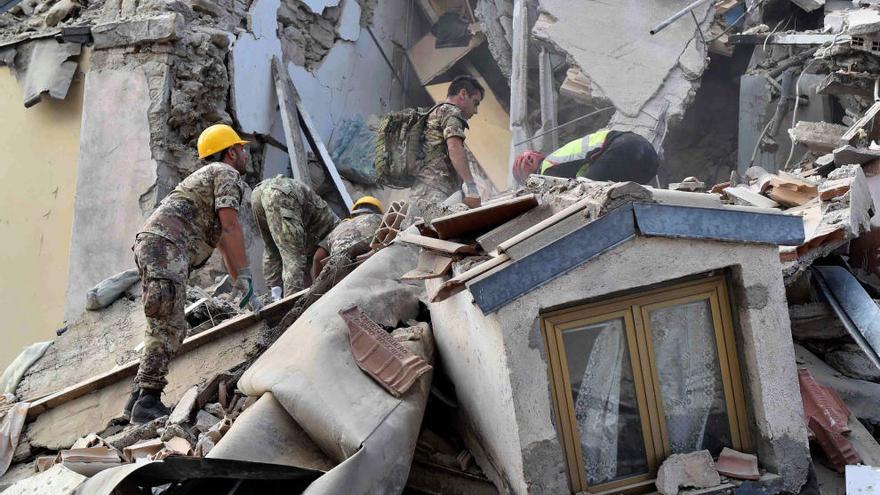 Los equipos de rescate buscan a supervivientes en Amatrice.