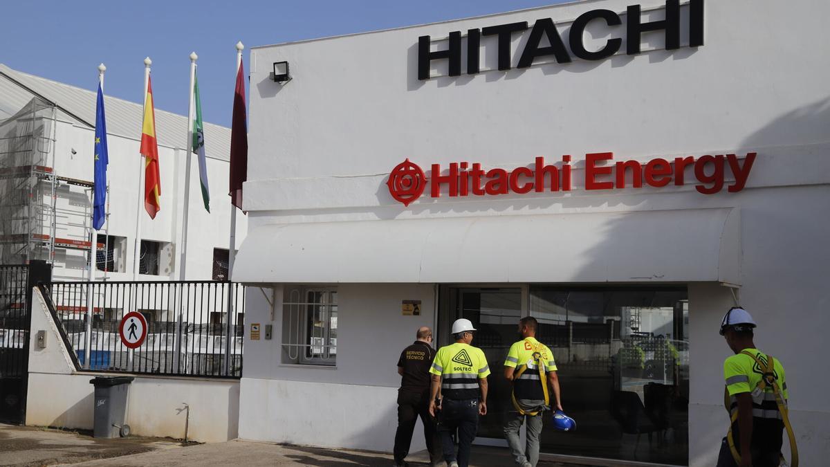 Trabajadores entrando en la fábrica de Hitachi.