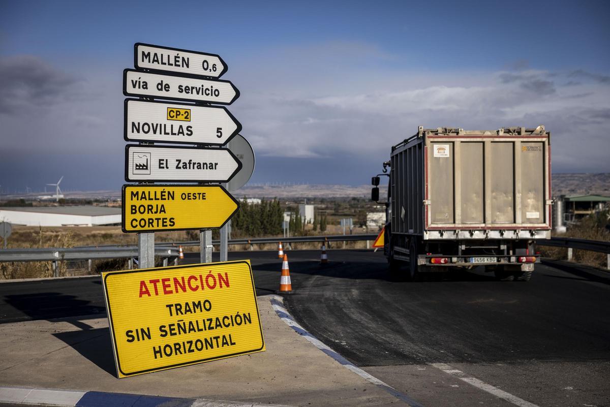 Señales de municipios en la autovía A-68, cerca de Mallén, Zaragoza
