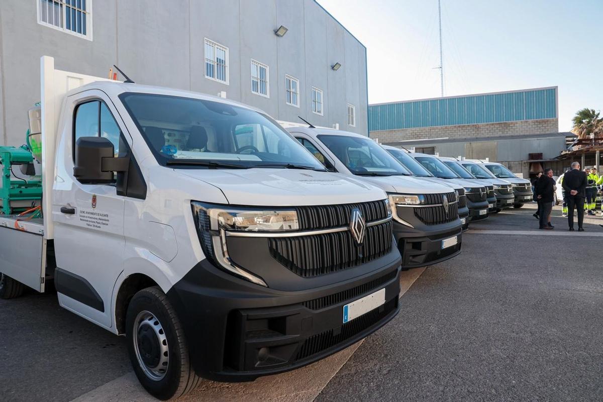 Flota de vehículos del Ayuntamiento de Alicante para el mantenimiento de aceras.