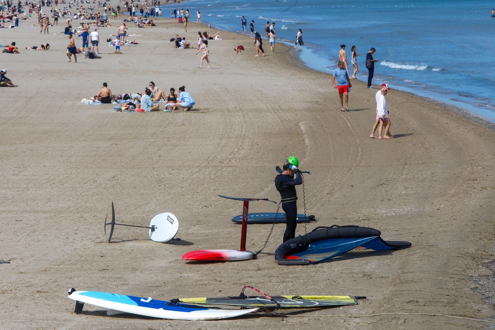 Los valencianos toman la playa en un sábado que roza los 30 grados