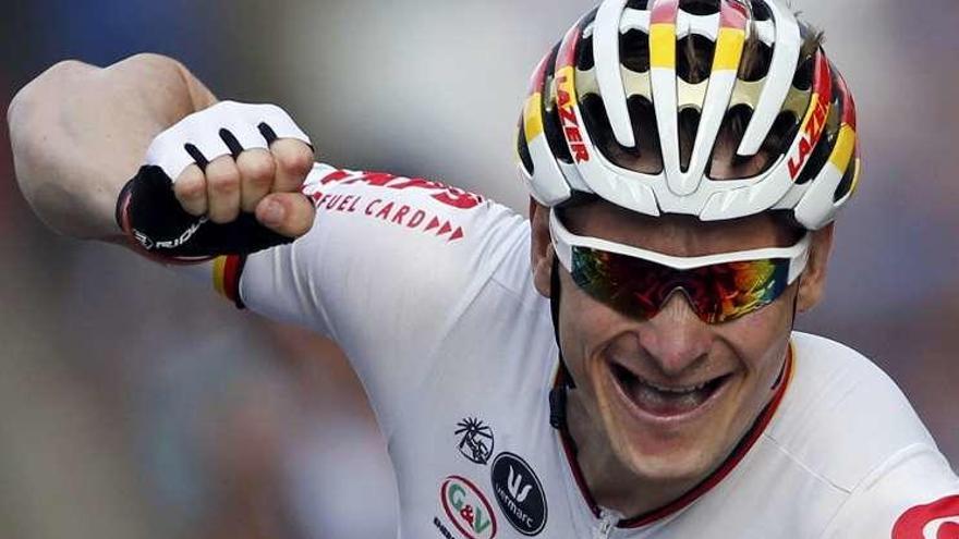 André Greipel cruza la meta de París. // Jean-Paul Pelissier