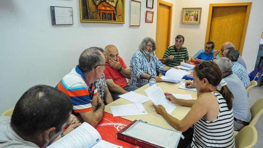 La reunión celebrada por los miembros de la mancomunidad de montes de Vilagarcía. // Iñaki Abella