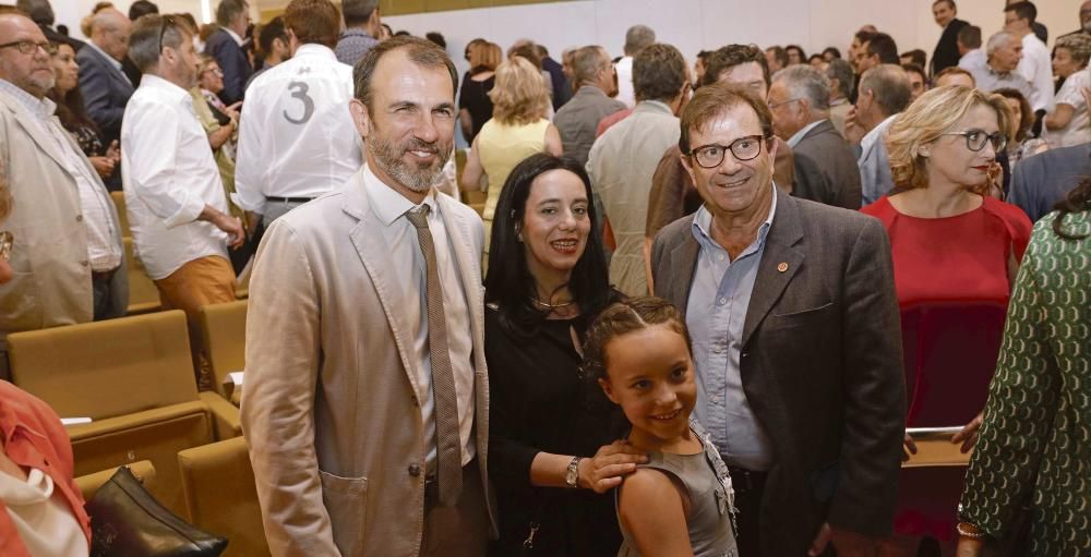 Biel Barceló,  Alicia Sintes, una de las premiadas, con su hija y el rector de la UIB, Llorenç Huguet.