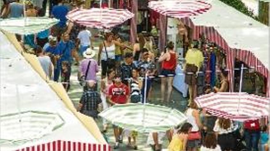 La celebració va convertir la Rambla en una platja improvitzada.