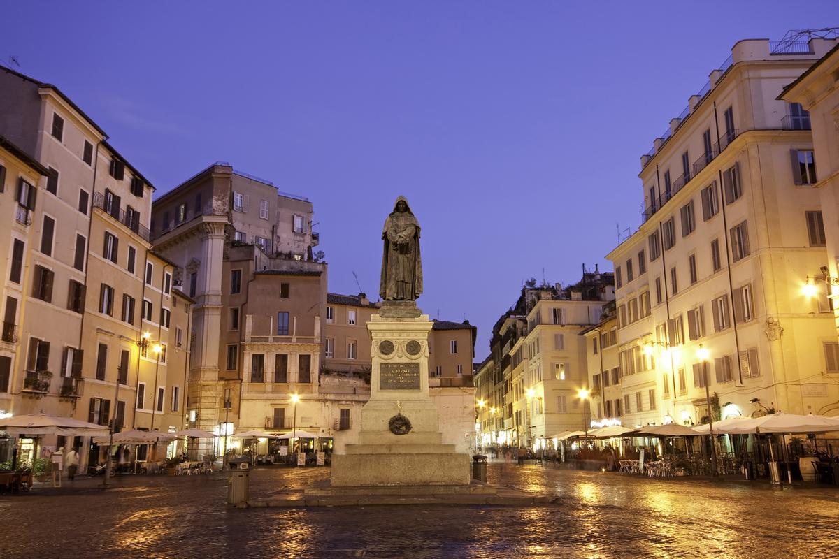 Estatua de Giordano Bruno, testigo de tantas noches y tantos secretos. Roma.