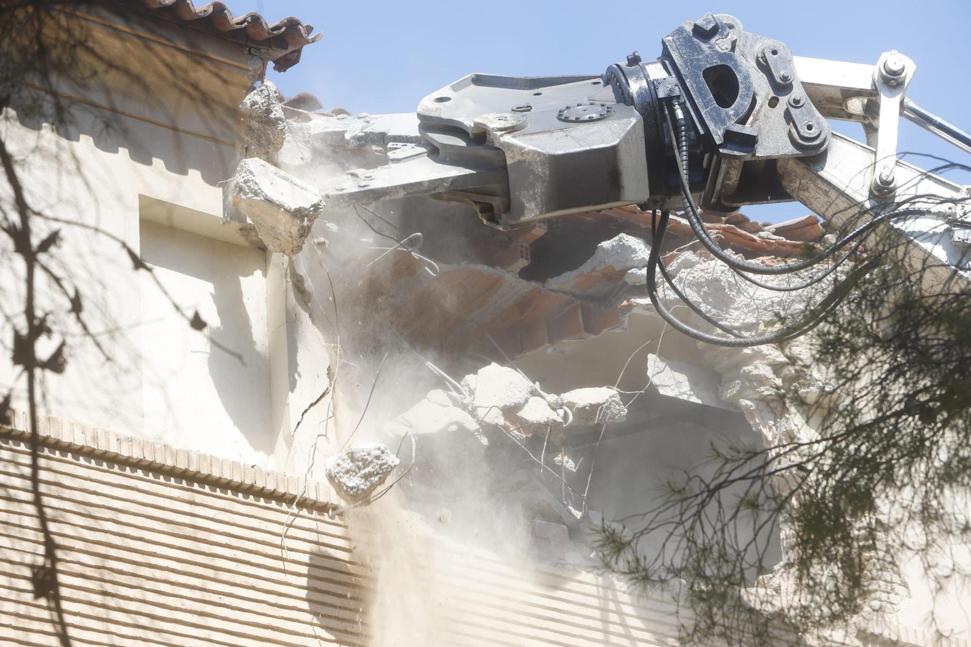 Demolición del edificio del antiguo centro de menores Buen Pastor