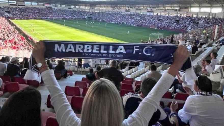 Una aficionada del Marbella FC, en el partido del equipo blanquillo en Las Gaunas contra el UD Logroñes