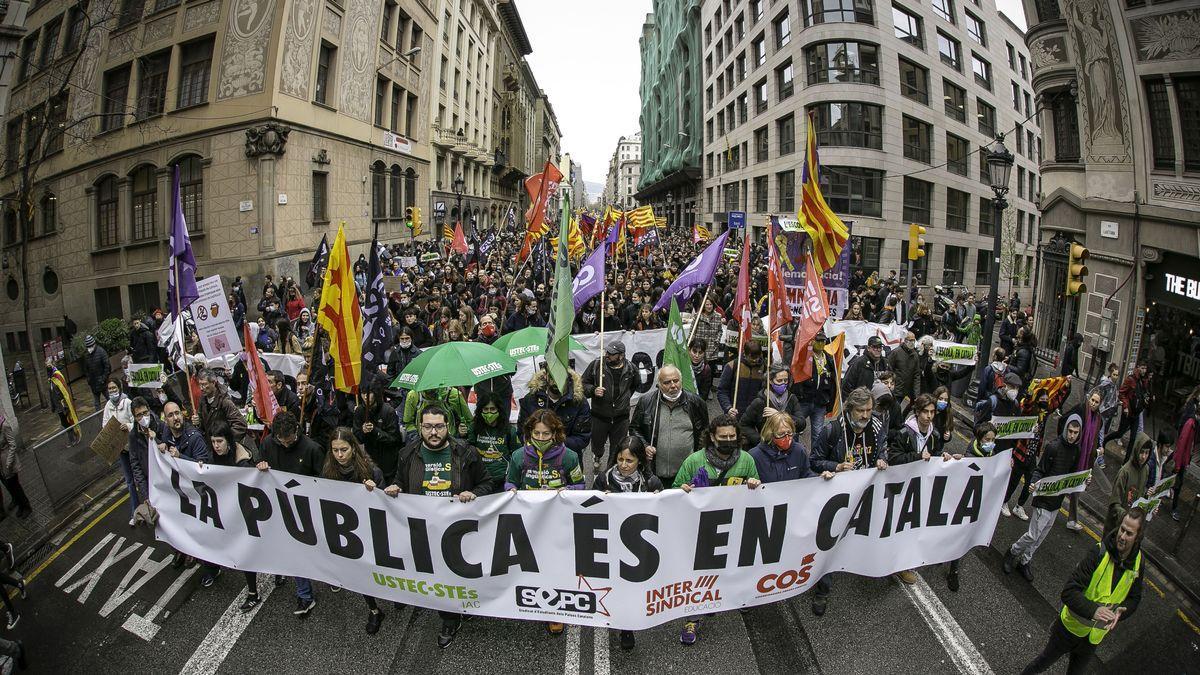 Protesta en defensa del uso del catalán en la escuela pública.