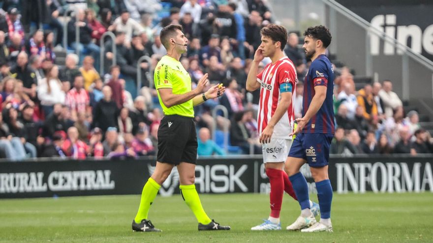 El Eldense carga contra el arbitraje