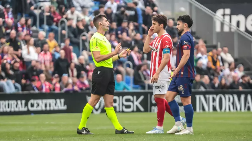 El Eldense carga contra el arbitraje