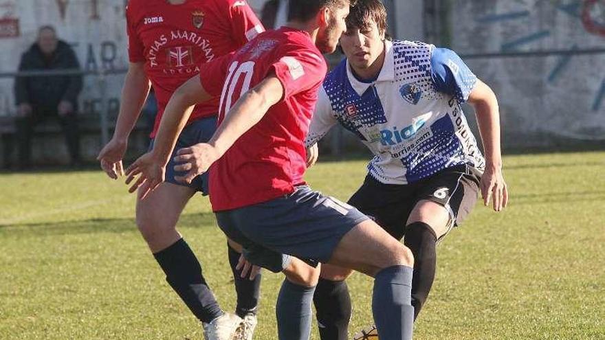 Un lance del partido jugado ayer en Rozavales. // I. Osorio