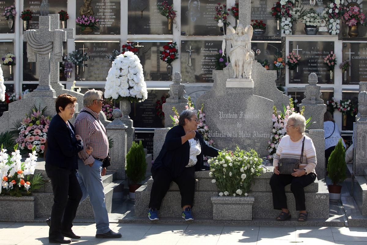 Cientos de cordobeses visitan los cementerios