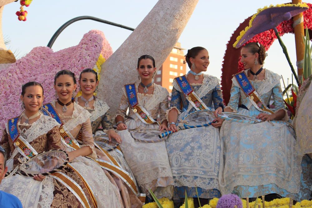 Tres generaciones de falleras en la Batalla de Flores