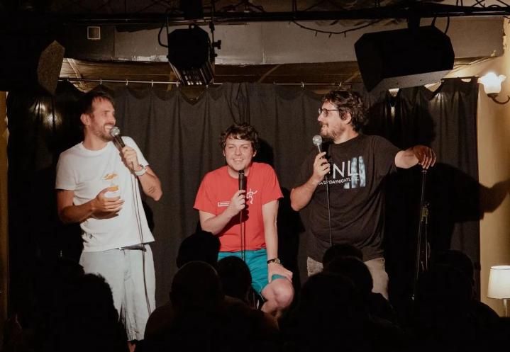 Albert Floyd, Xavi Daura y Tomàs Fuentes en los ‘Bumping Mics’ en el pub El Medi