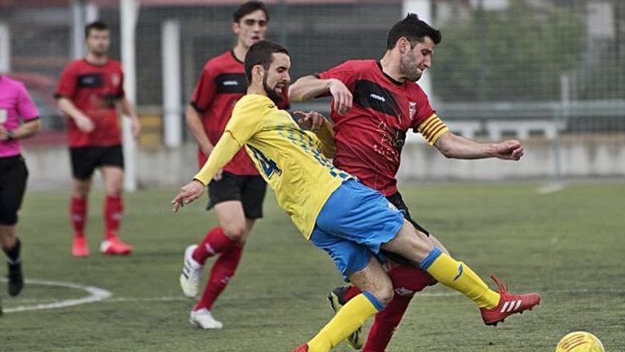 Els jugadors de l&#039;Artés i el Joanenc es disputen la pilota