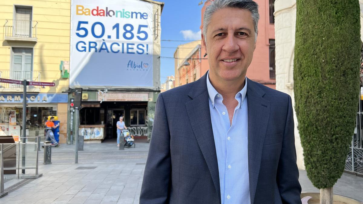 Xavier García Albiol ante la pancarta de agradecimiento a sus votantes