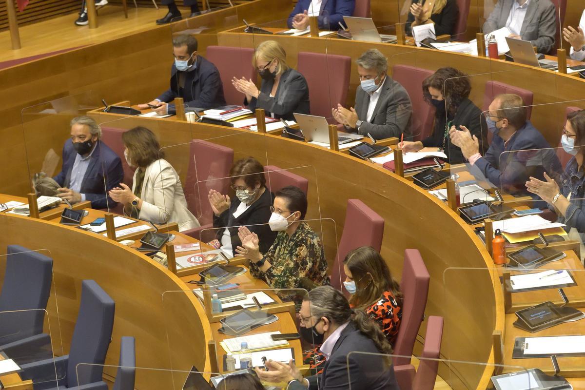 Con mamparas de separación que protegen del diputado que se sienta al lado