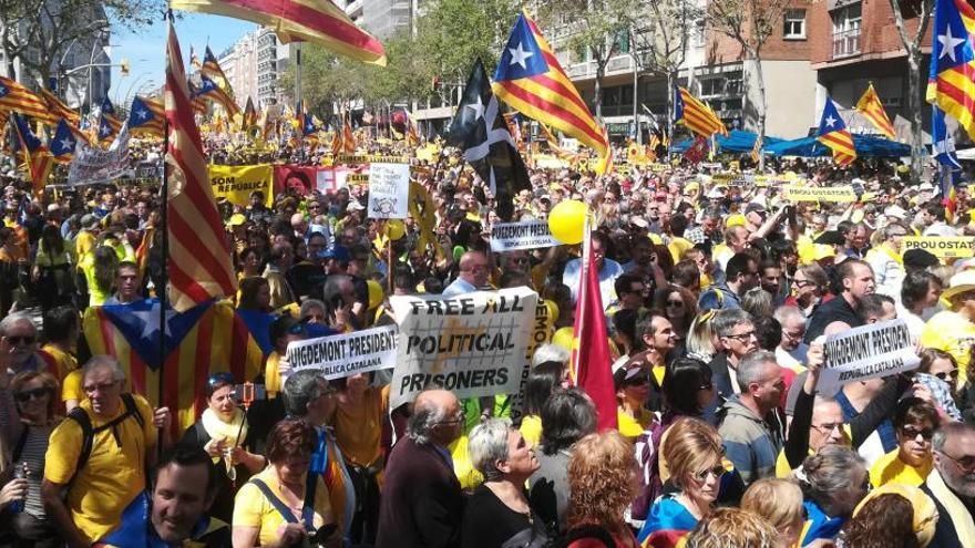 Multitudinària manifestació a Barcelona per reclamar la llibertat dels polítics presos i a l&#039;estranger