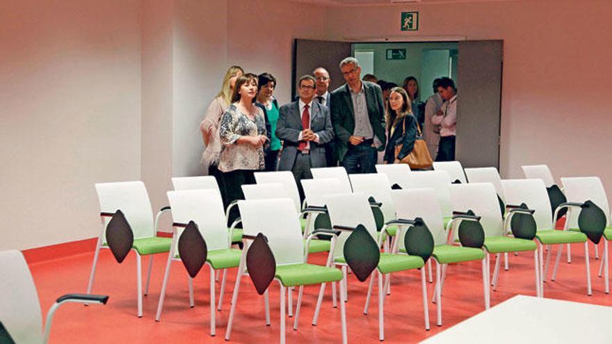 La comitiva hizo una visita por las futuras aulas de la facultad.