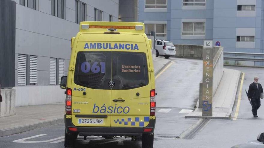 Una ambulancia en la rampa de acceso del Servicio de Urgencias del Hospital de A Coruña.