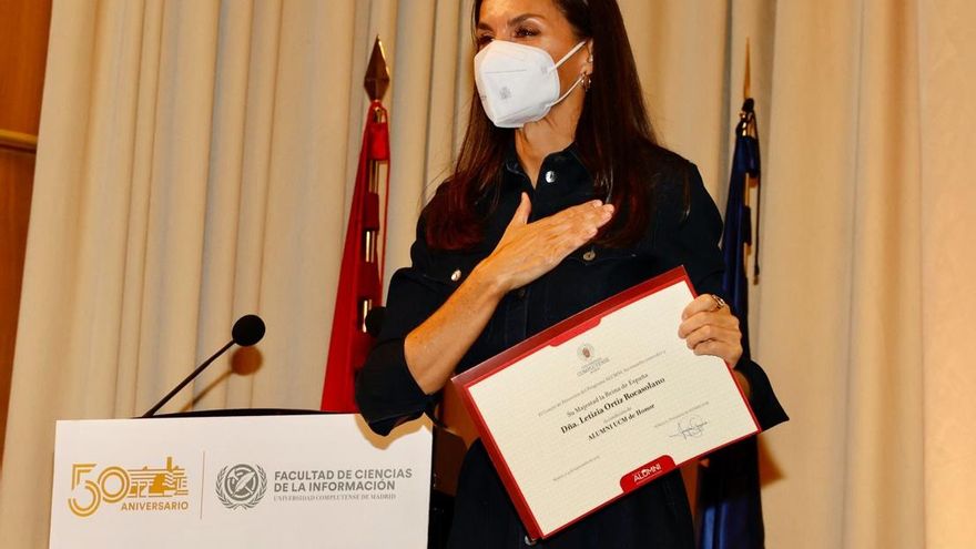 La Reina Letizia se emociona al regresar a la facultad de Periodismo por su 50º aniversario