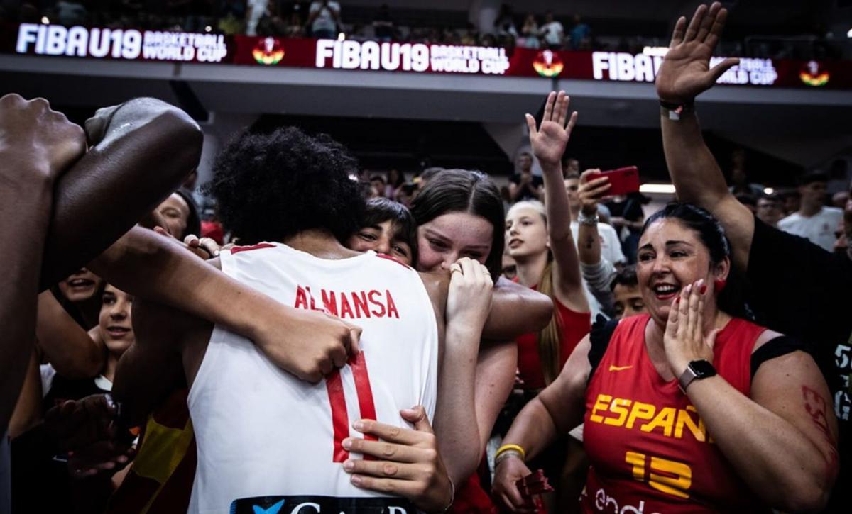 Izan Almansa celebra el oro en el Mundial sub-19 junto a su familia. | FIBA