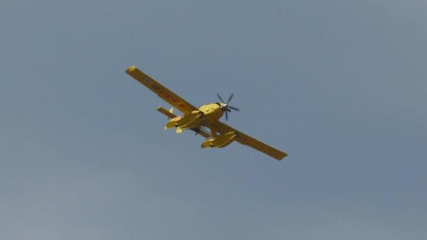 Una avioneta dels Bombers durant la seva actuació en un incendi forestal a Vilafant l'any 2021