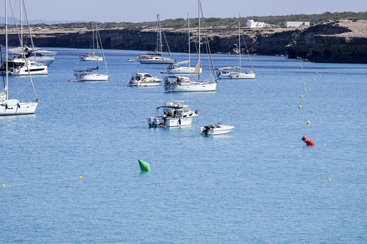 Galería: el Consell de Formentera ha iniciado los trabajos de instalación del balizamiento del litoral