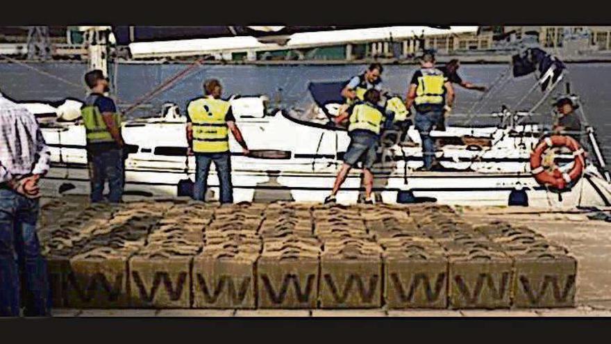 Abordaje de un velero alquilado en Arousa en julio. // Guardia Civil