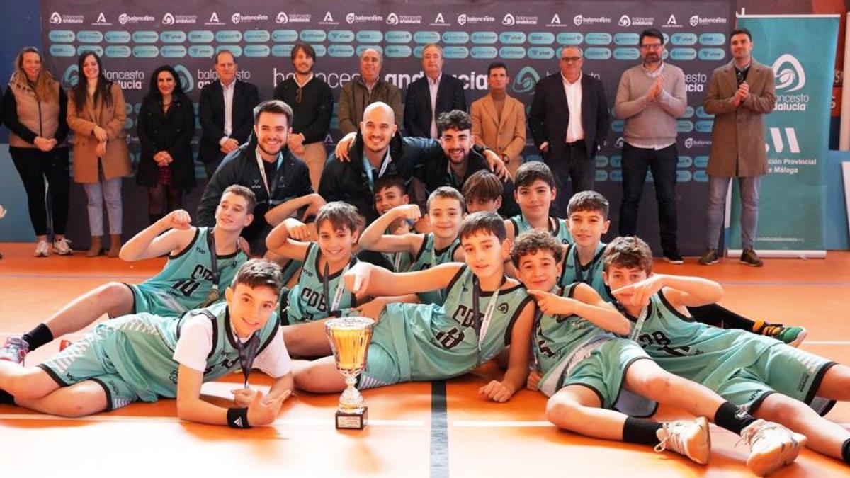 La selección mini celebra la victoria en la final del Campeonato de Andalucía.