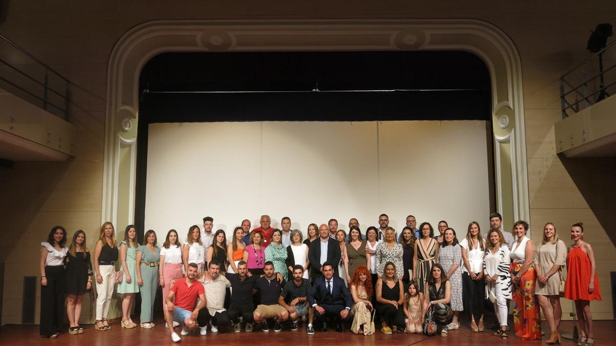 Las reinas de las fiestas junto a los representantes taurinos y la Corporación Municipal.