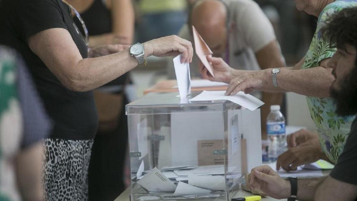 Una mujer vota en las últimas elecciones municipales de Alicante