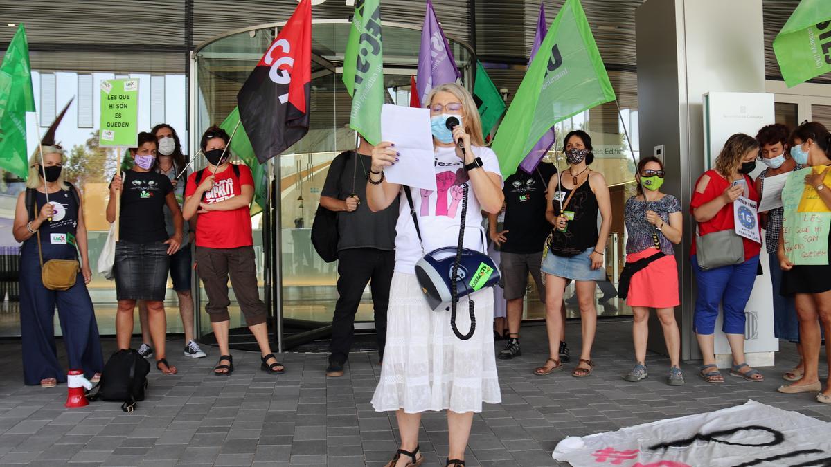 La protesta del col·lectiu d&#039;interins davant el Disctricte Administratiu de la Generalitat