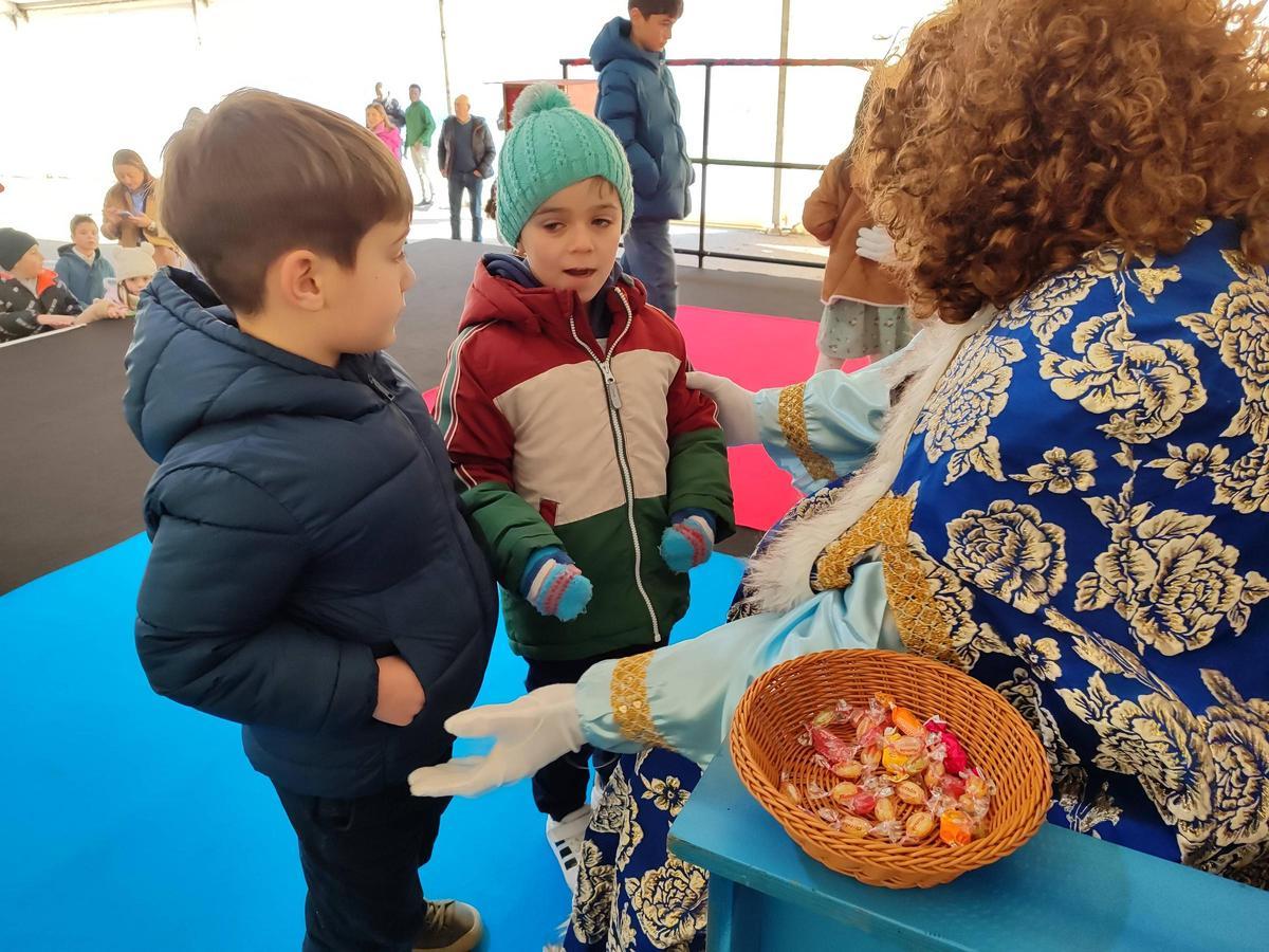 Los Reyes Magos llegan a Bueu por mar antes de la cabalgata de esta tarde