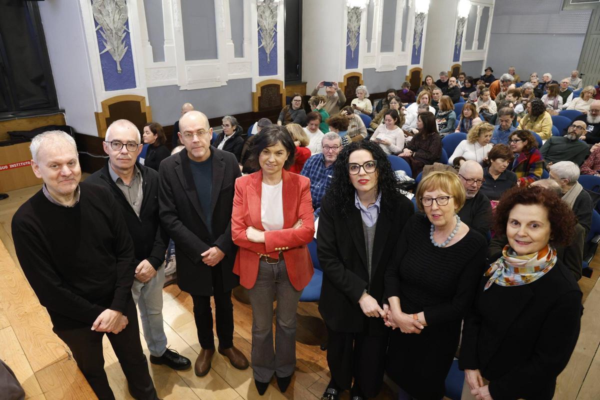 Luis Pascual, Antón García, David Guardado, Montserrat López Moro, Vanessa Gutiérrez, Emilia Vázquez y Paz Fonticiella, esta mañana, en el Antiguo Instituto.
