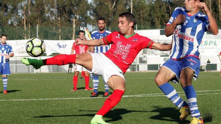 Astray, autor de dos goles, en una jugada del partido de ayer. // Bernabé/Luismy