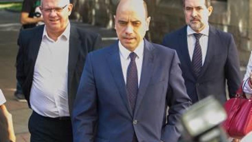 La Audiencia aboca al banquillo a Echávarri y éste se niega a dimitir de la Alcaldía