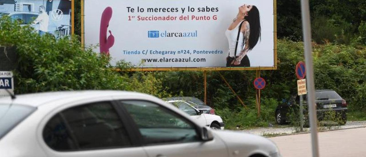 Una de las vallas publicitarias situadas a la salida de la ciudad que llama la atención de todos los conductores.