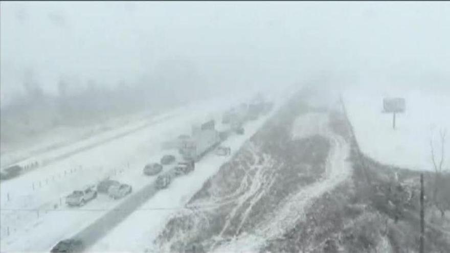 La nieve causa un espectacular accidente en cadena en EEUU