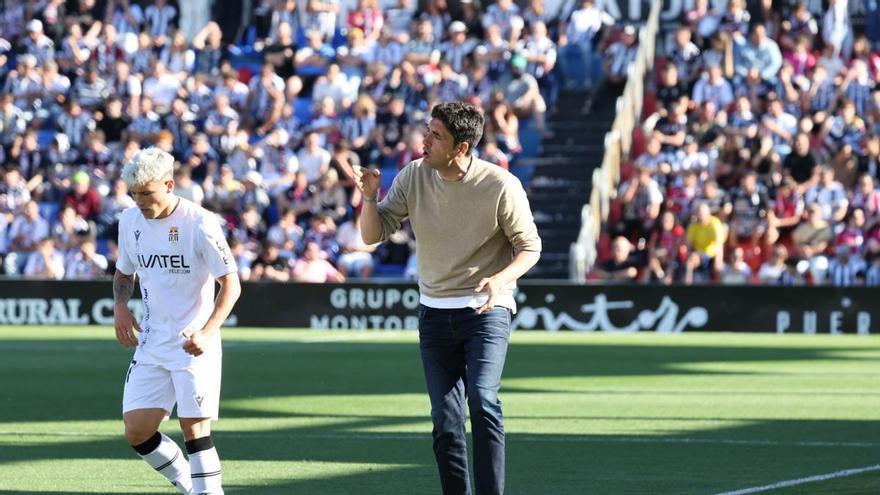 El FC Cartagena e Íñigo Vélez caminan hacia el acuerdo