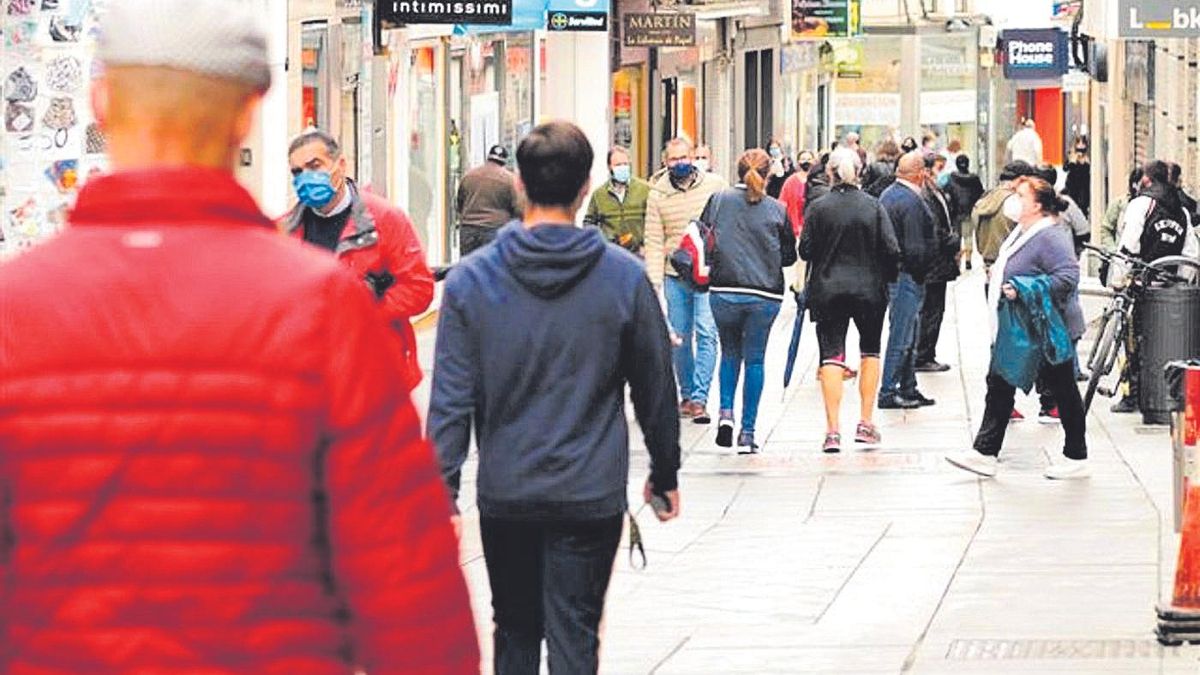 Varias personas por una de las calles más céntricas de Mérida, en una imagen de archivo.