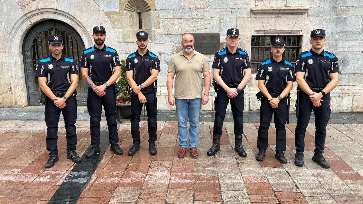 Los nuevos agentes junto al alcalde Paulo García y el subinspector José María Núñez