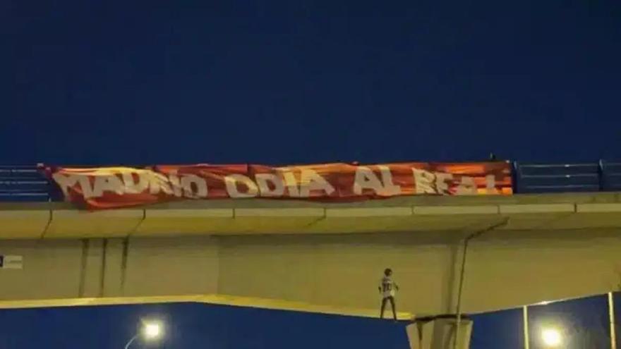 Fiscalía pide cuatro años de cárcel para los miembros del Frente Atlético que colgaron el muñeco de Vinicius en un puente de Madrid