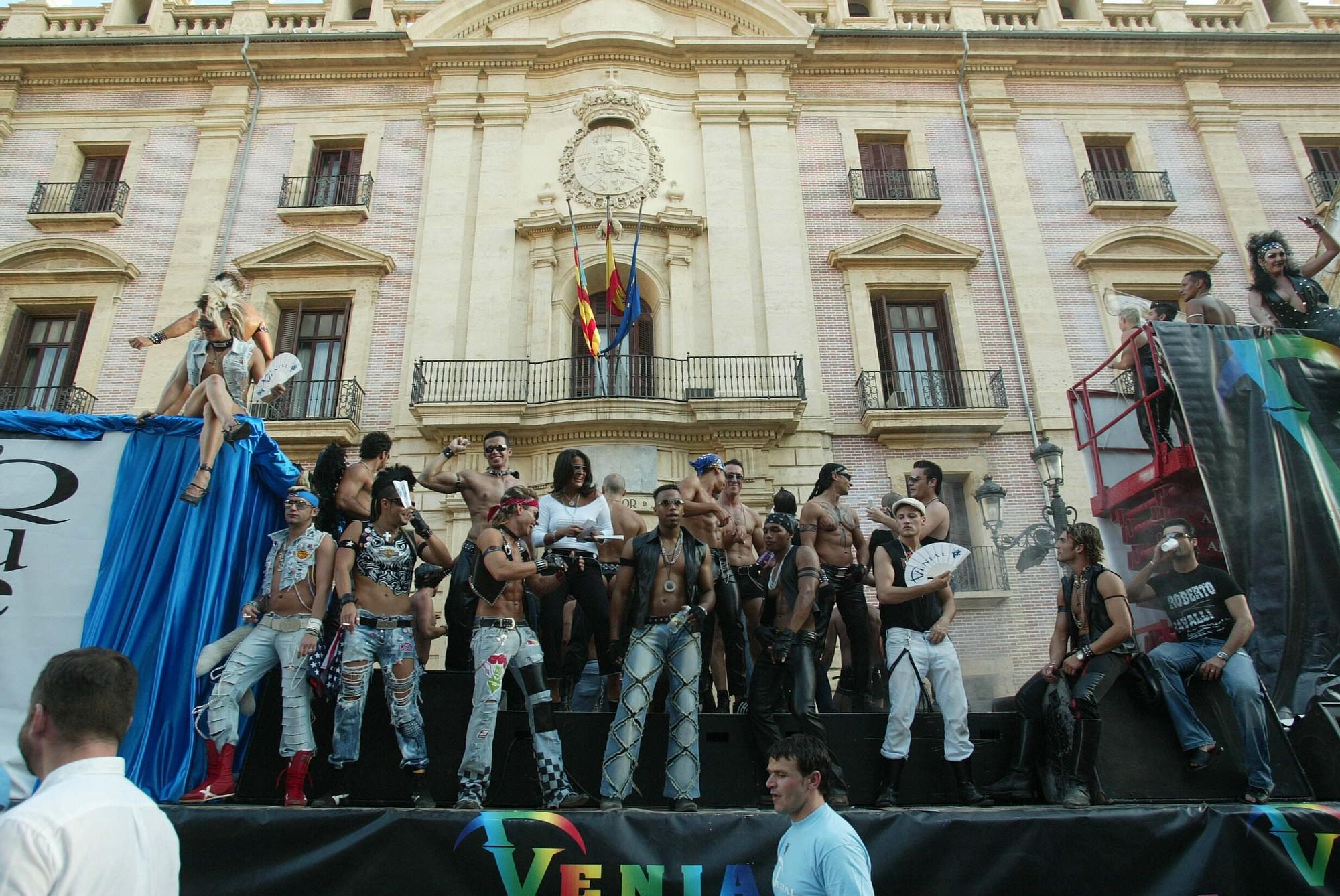 Manifestación de gais, lesbianas, trans y bisexuales en 2004 en València