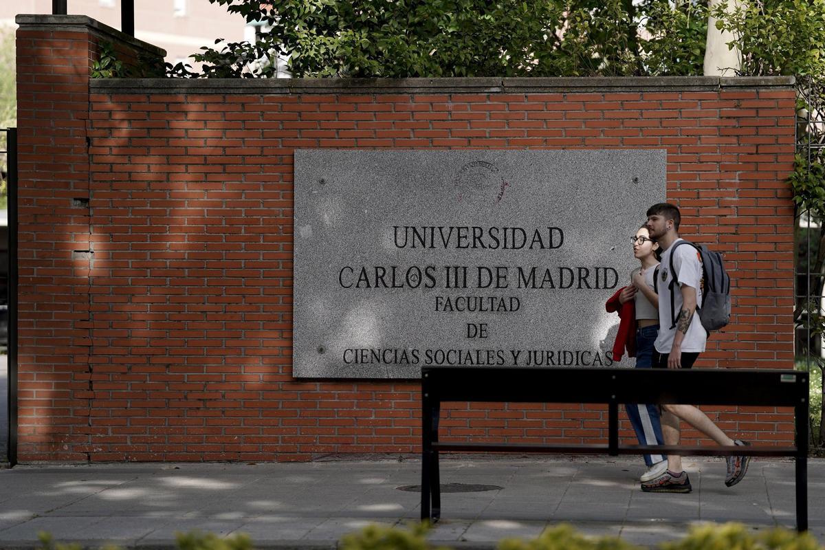 Dos estudiantes de la Universidad Carlos III, en Getafe (Madrid), esta mañana.