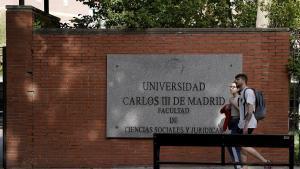 Dos estudiantes de la Universidad Carlos III, en Getafe (Madrid), esta mañana.