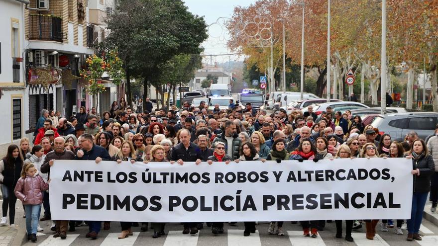 Vecinos de Alcolea salen a la calle para exigir más presencia policial